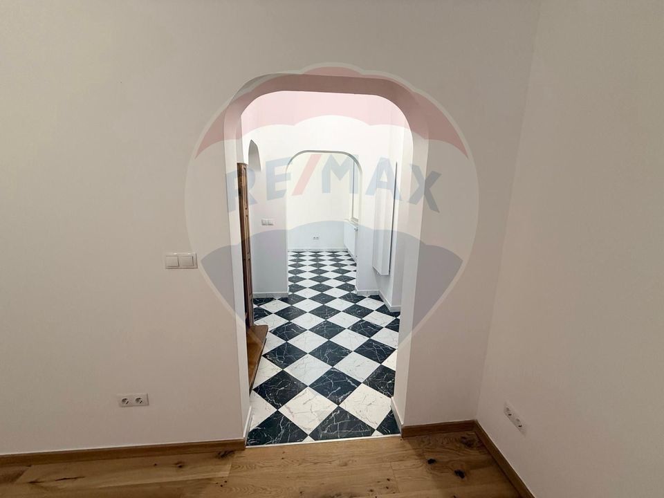 Apartament 4 camere, pe 2 niveluri si curte comuna în Centru