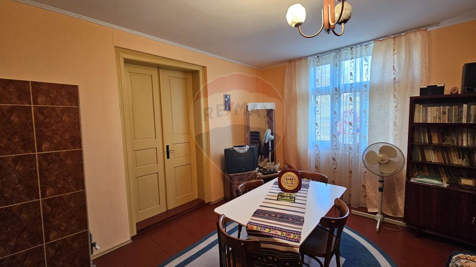 Casă / Vilă cu 3 camere de vânzare-Cacica-Suceava