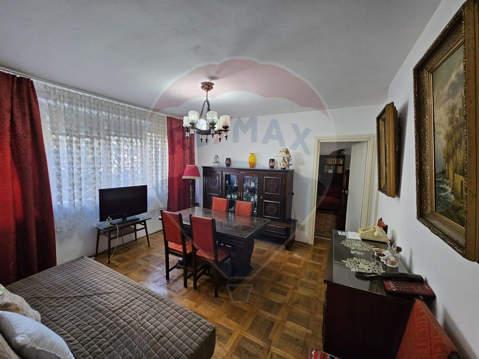 Apartament 3 camere b-dul Dinicu Golescu(langa statuia Dinicu Golescu)