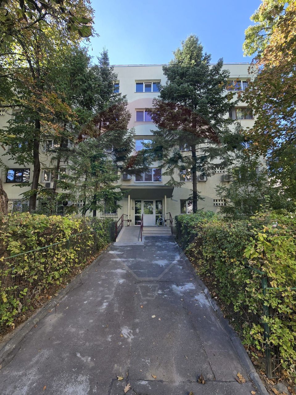 DE VANZARE Apartament cu 3 camere în zona Titan