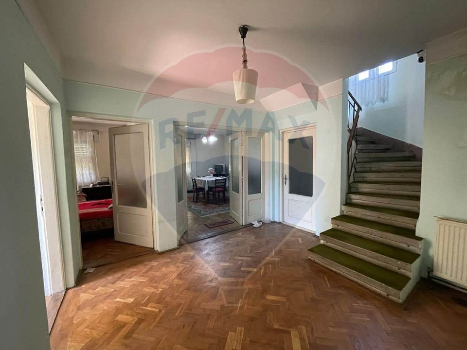 Casă / Vilă spațioasă cu curte generoasă în Urlați