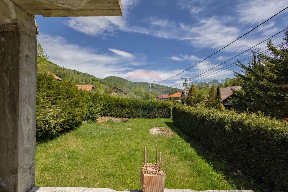 Casă / Vilă cu 8 camere / 7 bai de vânzare, Moieciu de Jos