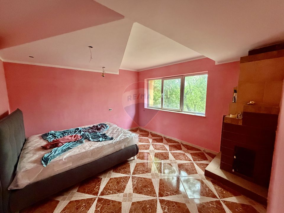 Casă / Vilă cu 8 camere