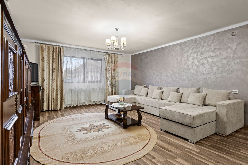 Casă spațioasă cu 4 camere și spațiu comercial în Bujac