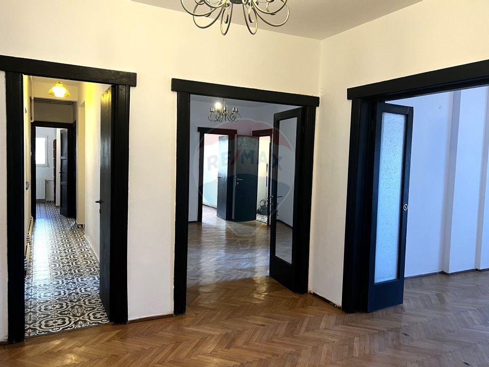 Apartament cu 5 camere de închiriat în zona Universitate