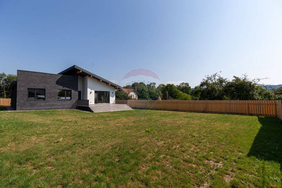 Modern timber frame villa for sale in Breaza, 1 hour from Bucharest