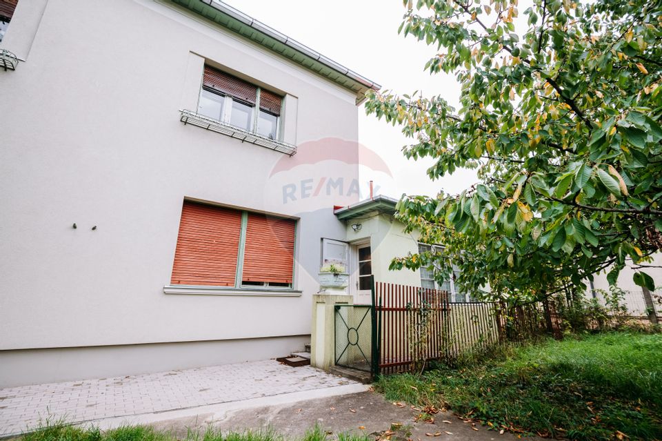 Apartament spațios cu grădină proprie într-o vilă interbelică renovată