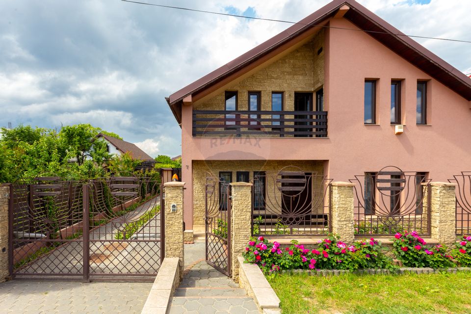 10 room House / Villa for sale, Serbanesti area