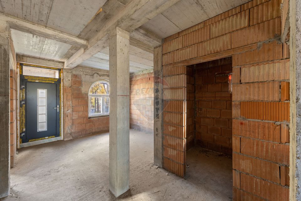 Casă la roșu cu teren generos, 500 mp, situată pe strada Ostașului