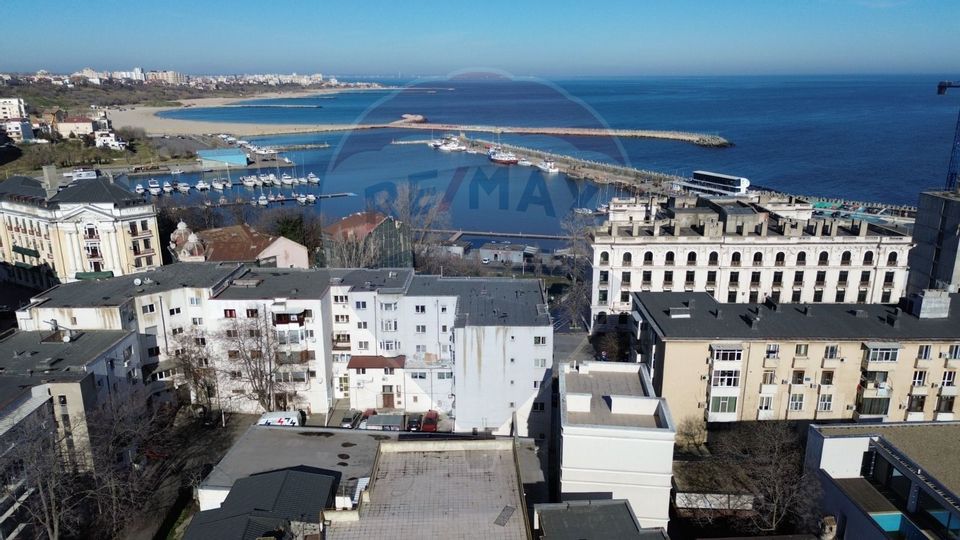 Vilă cu 16 camere de vanzare in zona Peninsula