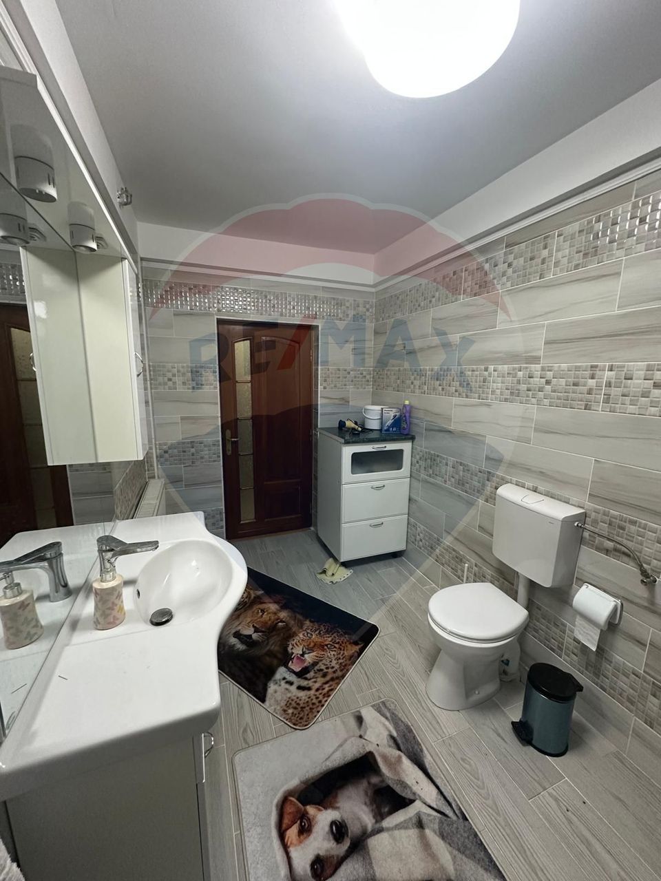 Casă spațioasă 6 camere, 2 băi, garaj spatios și terasă