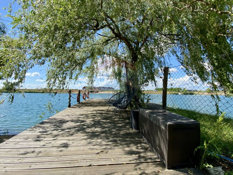 Domeniul  Lac Apa, casă de vânzare plus Barcă Maxum cadou!!