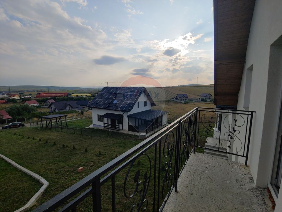 Casă / Vilă individuală cu 560 mp teren, de vânzare în Scheia, Suceava