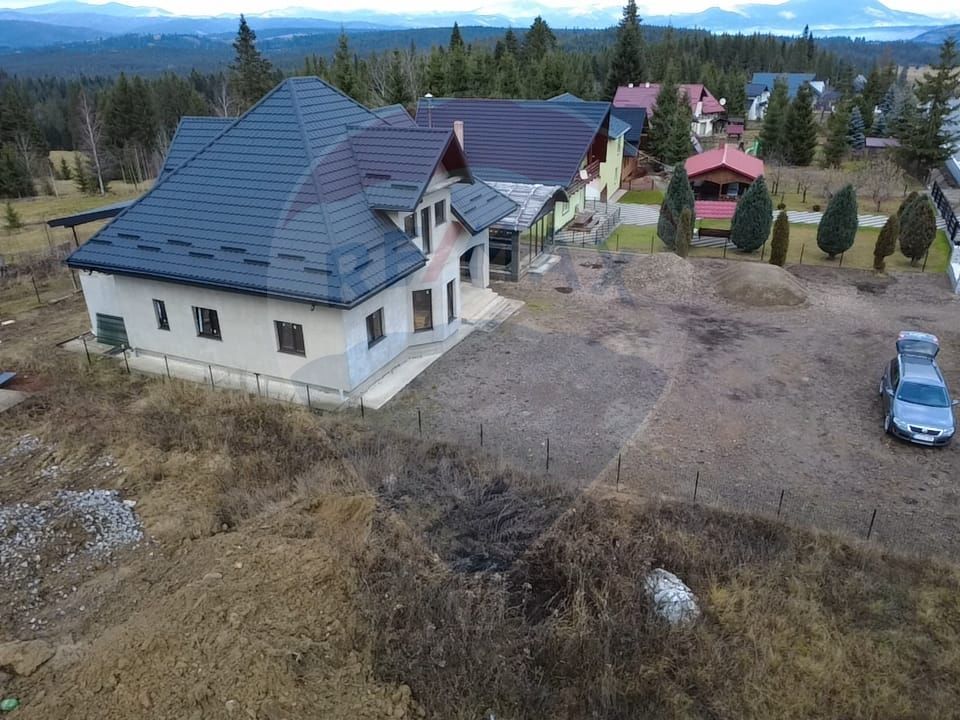 Casă / Vilă cu 8 camere de vânzare