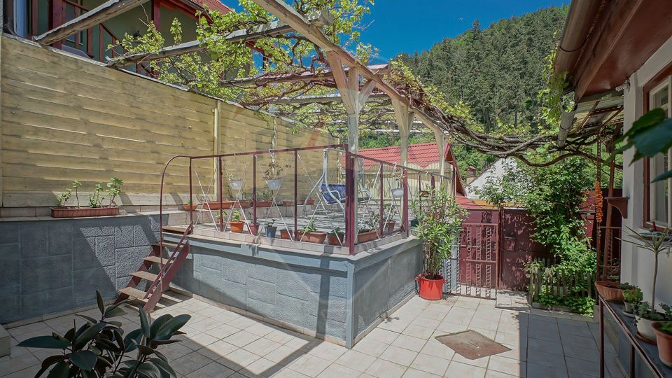 Casa renovată, cu garaj si teren de 679 mp, Scheii Brașovului