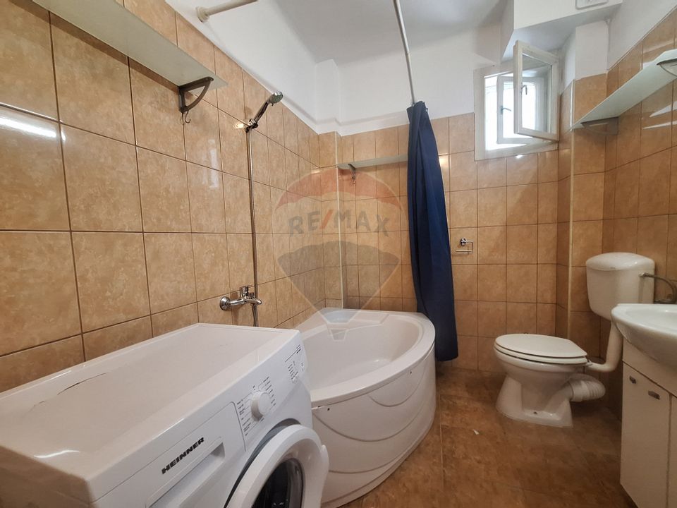 doua case de vanzare in aceeasi curte, în zona Sub Arini