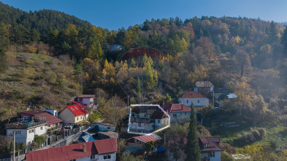 Casă demolabilă, cu teren și panoramă în Scheii Brasovului