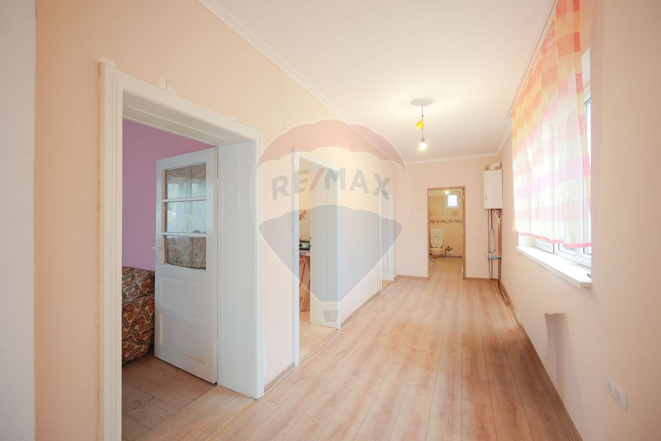 De vânzare teren 2.440 mp cu casă, asfalt și utilități – Alparea