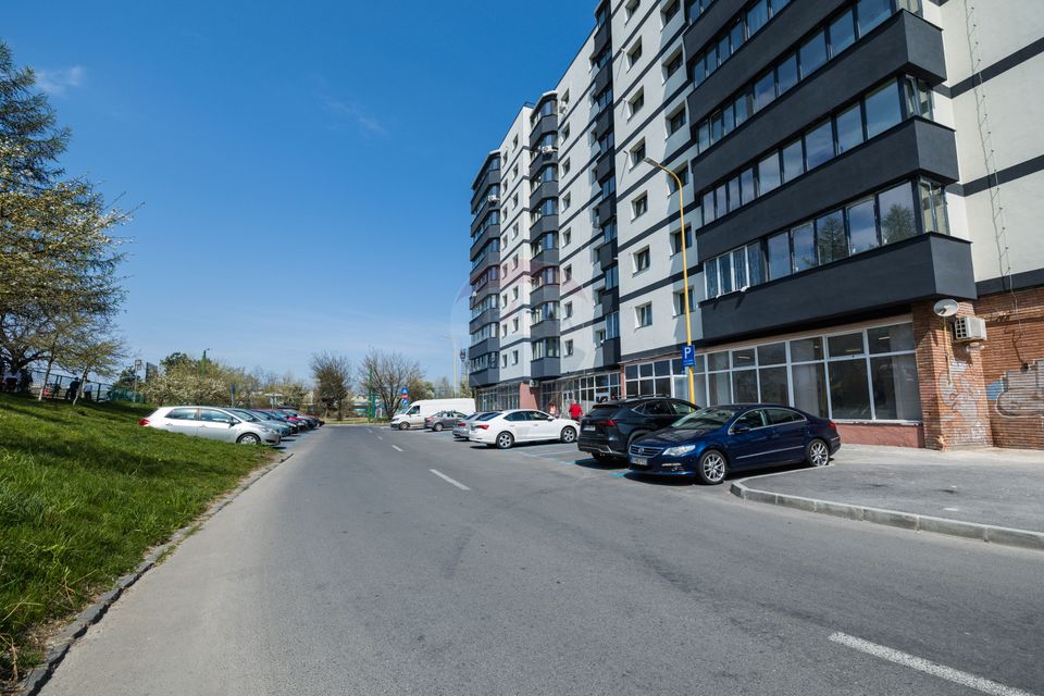 Commercial space with generous window and excellent visibility