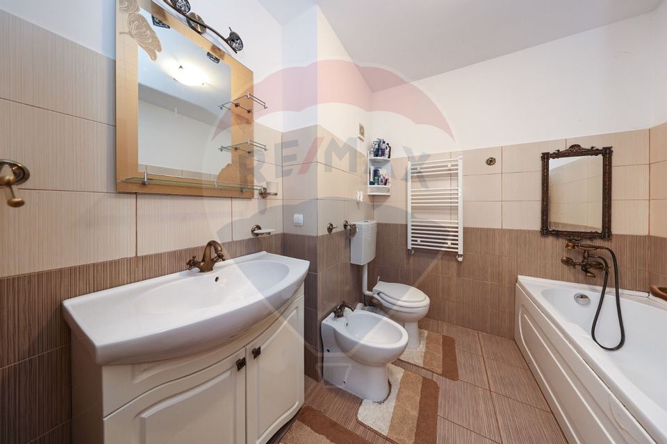 Apartament decomandat, 60 mp utili, 2 camere, debara, balcon!