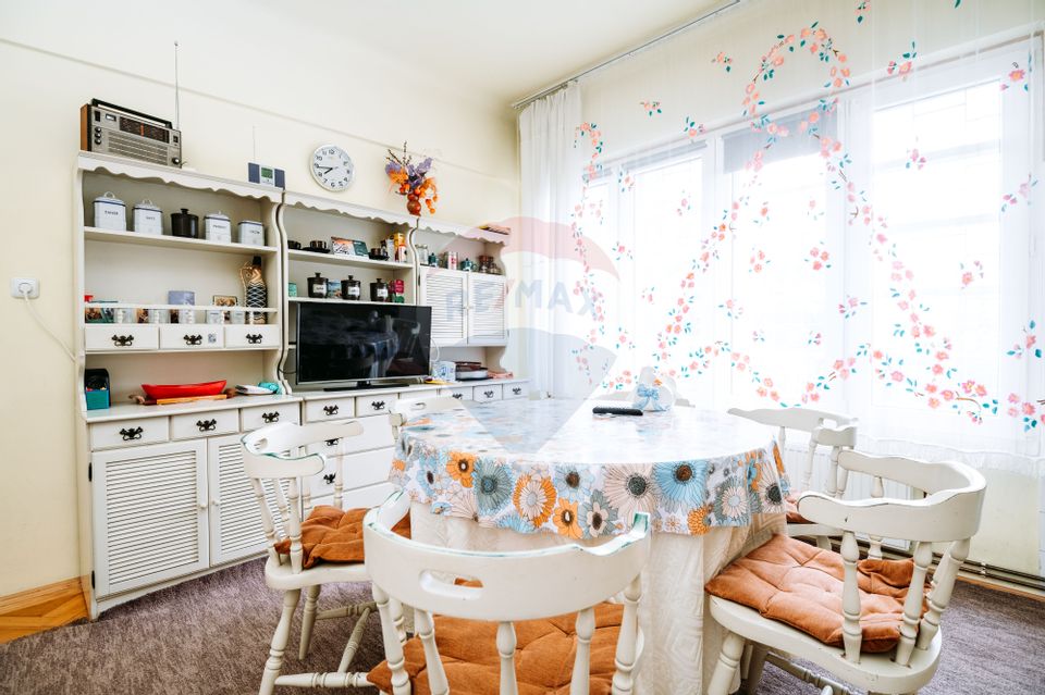 Apartament spațios cu grădină proprie într-o vilă interbelică renovată