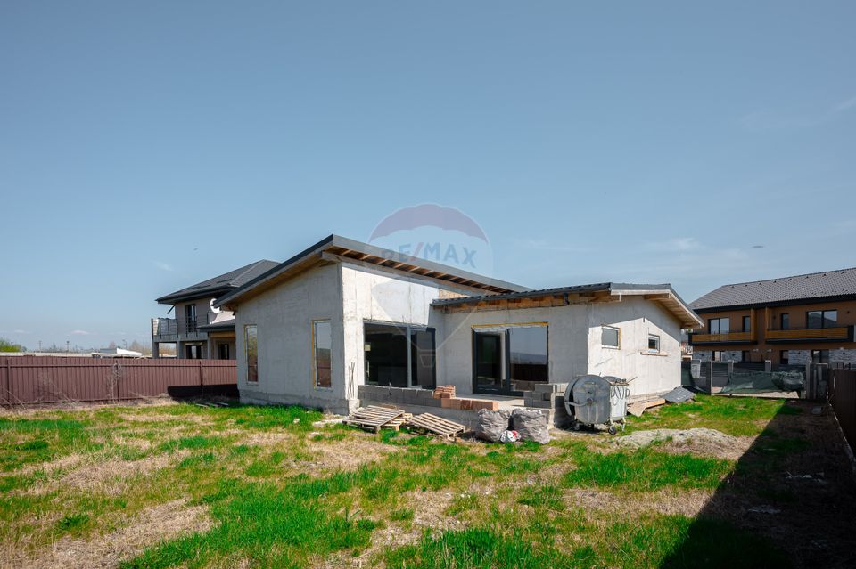 Casă cu 4 camere de vânzare, 130mp utili, teren 600mp in Harman