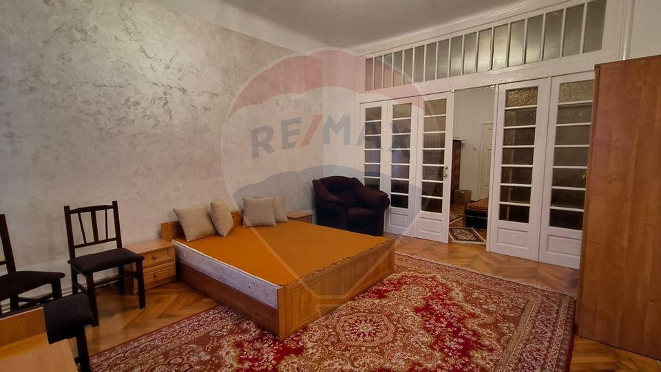 Casă cu 3 camere de vânzare în zona Centrală