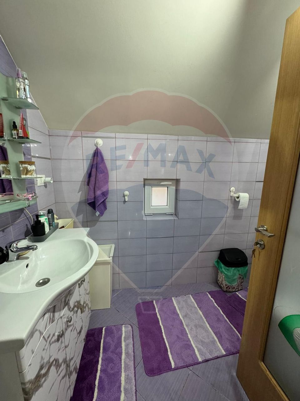 Casă / Vilă cu 8 camere de vânzare în zona Est