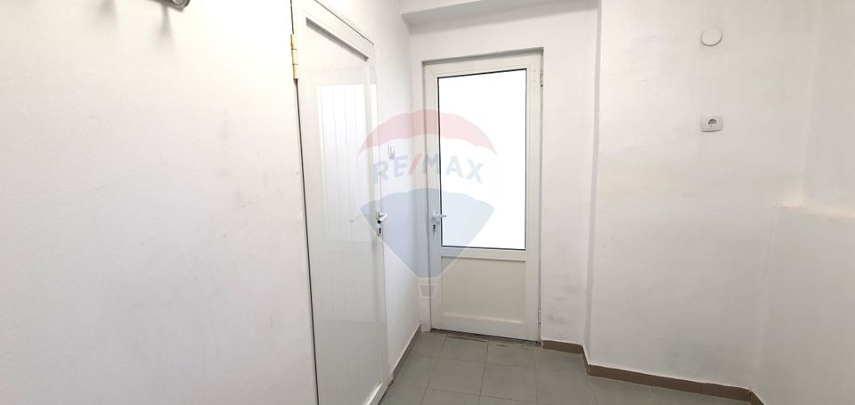 Spațiu comercial 75 mp  Piata Catedralei. Vitrină si acces din stradă