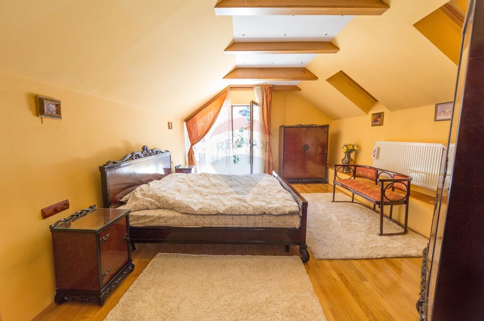 Property Located under Tâmpa composed of 2 Houses and Garden,