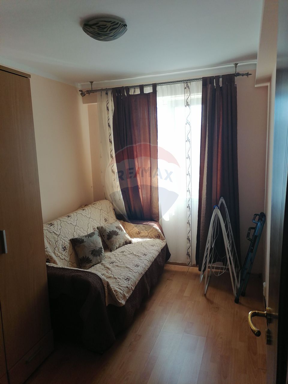 Apartament cu 3 camere de închiriat în zona Milcov