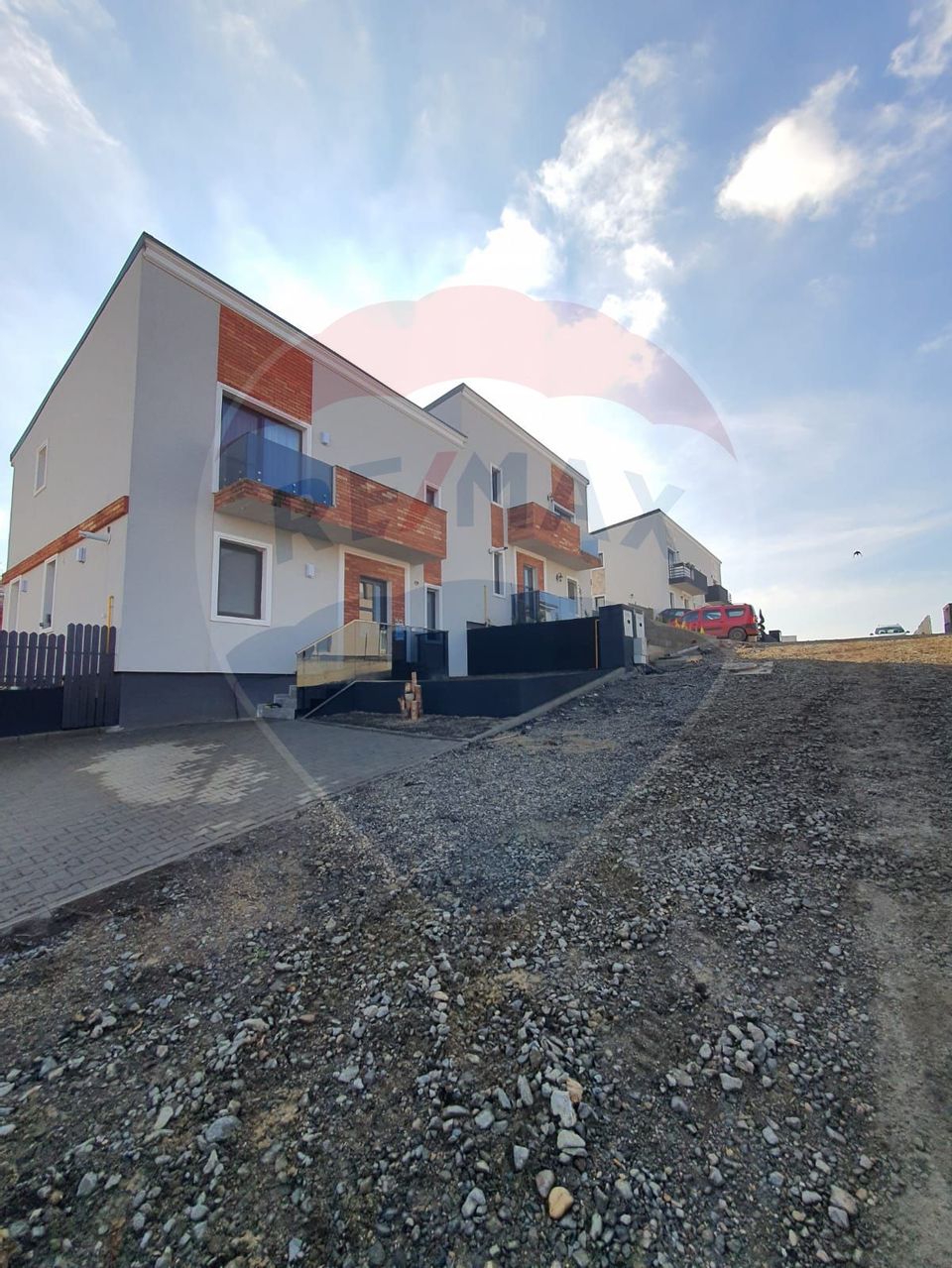Duplex semifinisat de vânzare 4 cam -250mp teren-stradă privată-DEZMIR