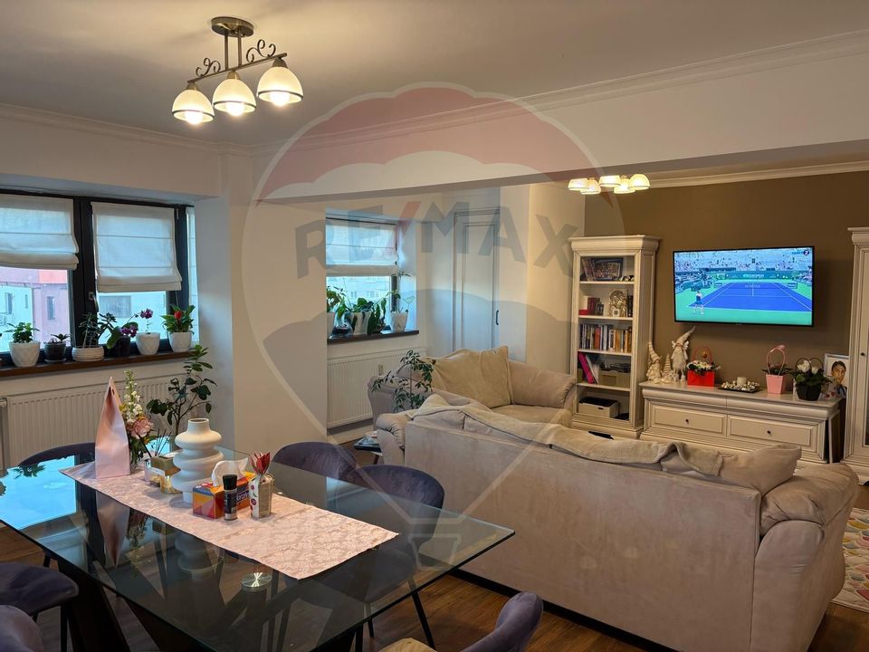 Apartament cu 4 camere de vânzare în zona Central