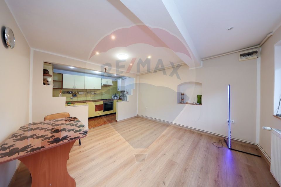 Casă 6 camere și teren 1200 mp