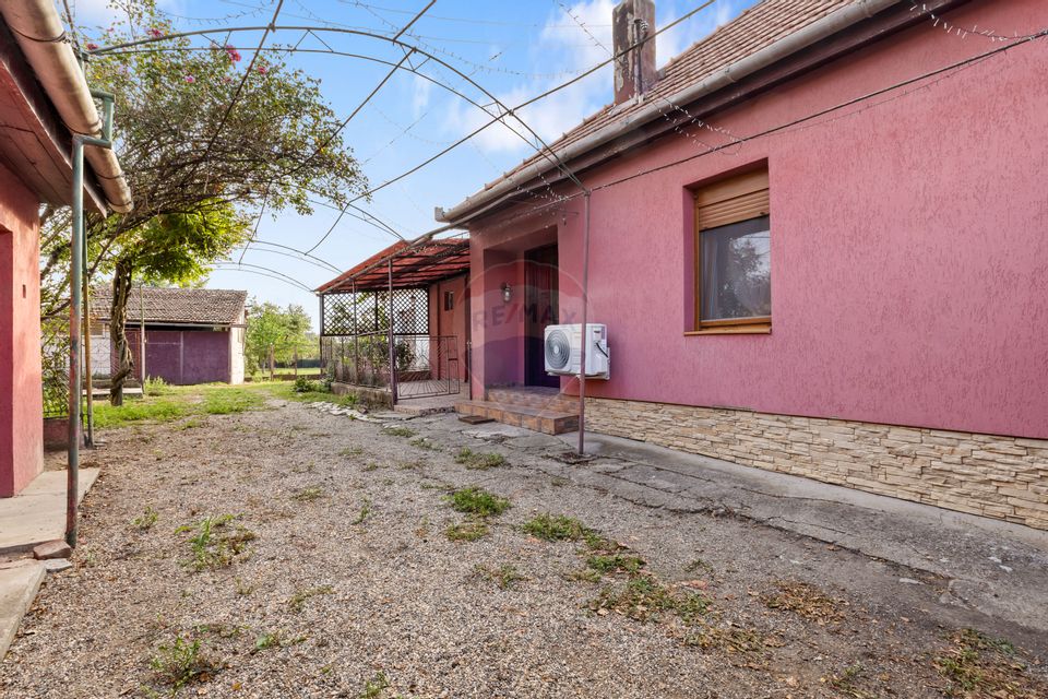 Casă de vânzare în Pecica – teren generos, utilată și mobilată complet