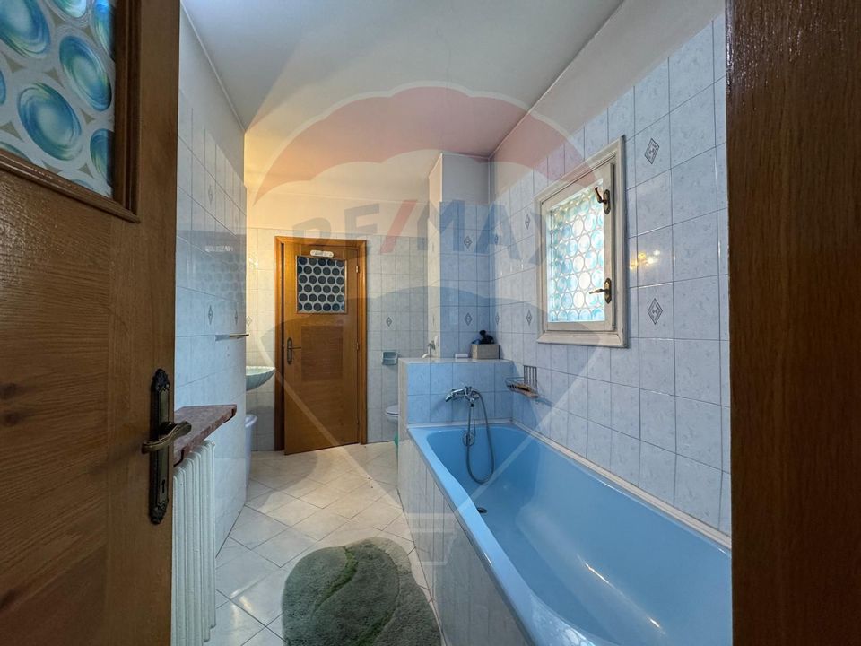 House / Villa with 6 rooms for sale in the area of 23 August (Catelul)