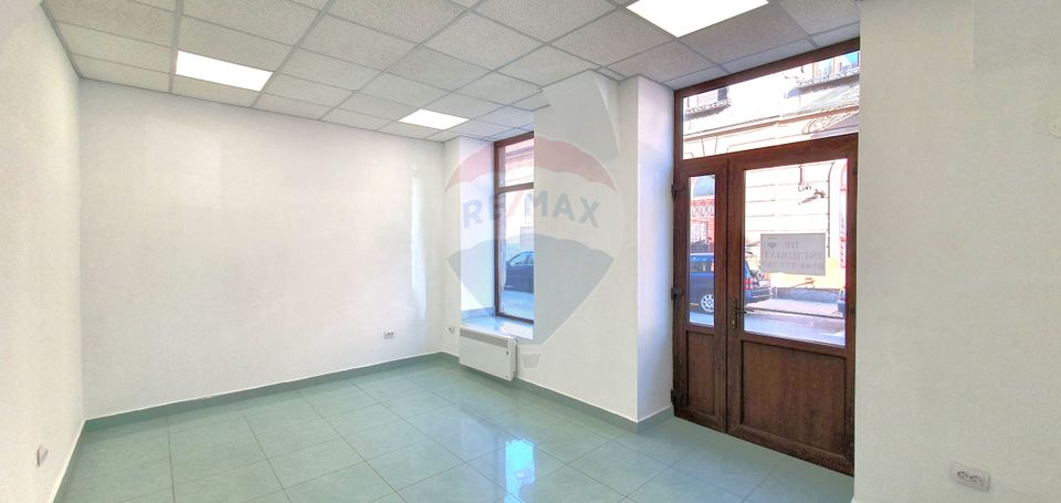 Spațiu comercial 75 mp  Piata Catedralei. Vitrină si acces din stradă