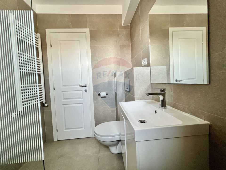 3 camere decomandat, bloc nou. Terasă 8.8 mp  Mobilat & loc de parcare