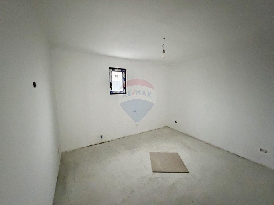 Casă cu 4 camere de vânzare