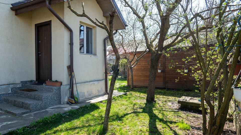 Vanzare vilă Bacu P+1+Pod, livadă, acces rapid A0/A1/Centură