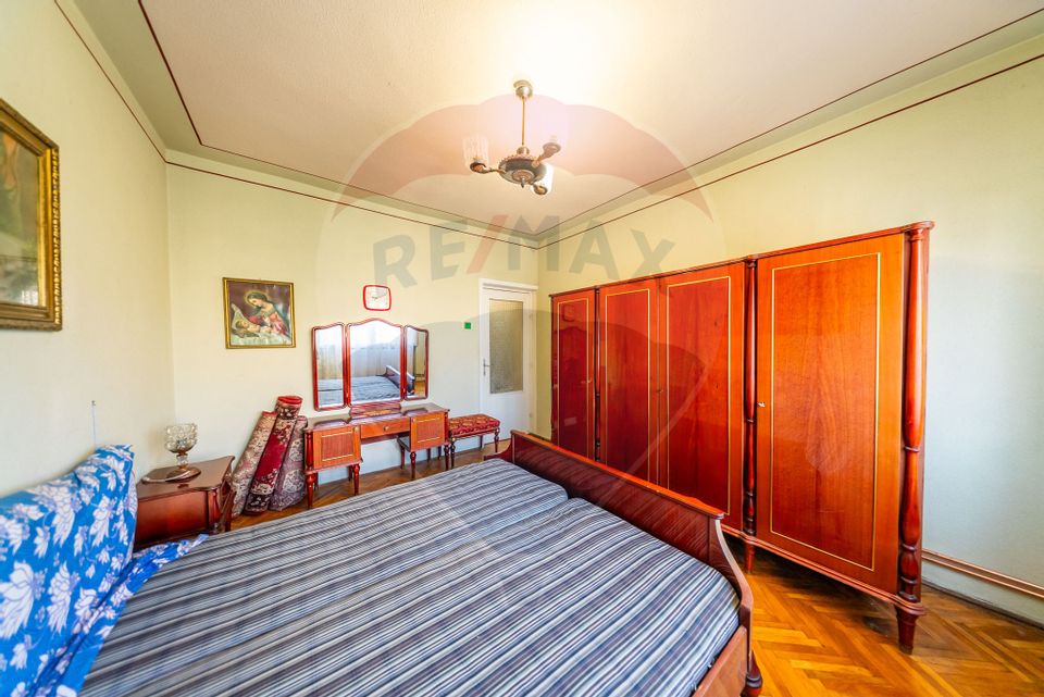 Apartament cu 4 camere, decomandat in zona centrala