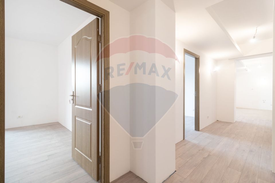 Apartament cu 4 camere de vanzare in zona Damaroaia - Petrom City