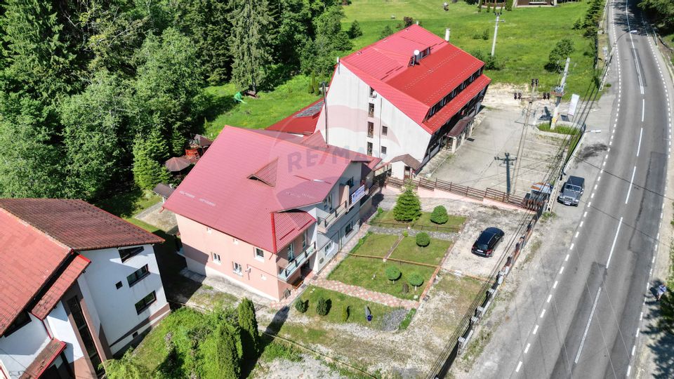Casă / Vilă cu 8 camere de vânzare în zona Valea Rasnoavei