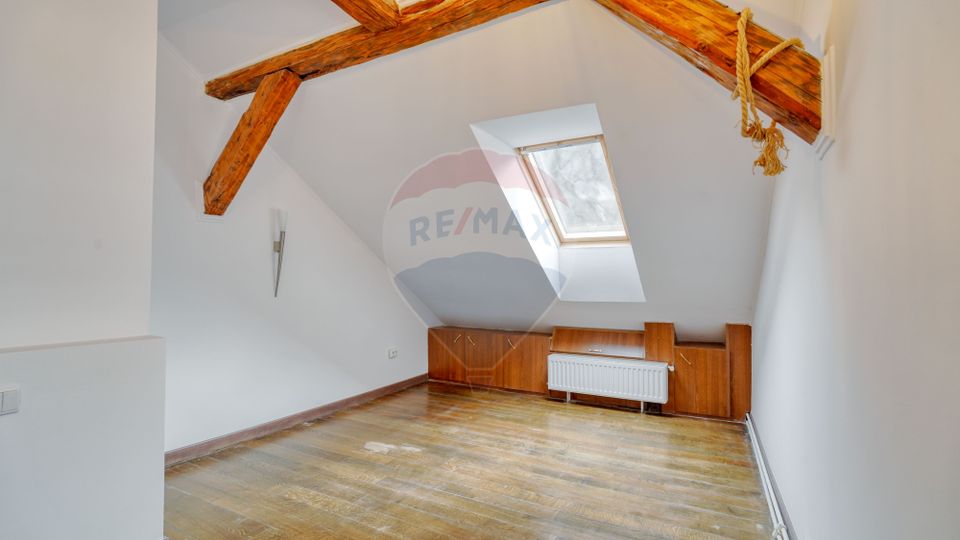 REZERVAT! Apartament generos, 6 camere, 3 băi, str Castelului