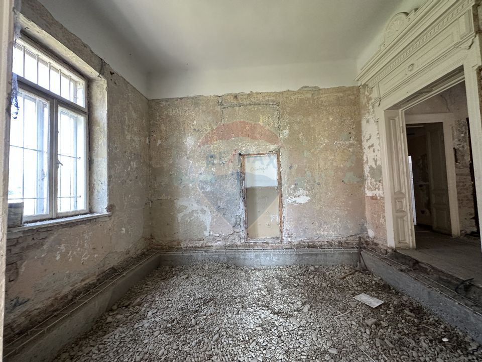 Monument Istoric Teatru langa Liceul Cuza