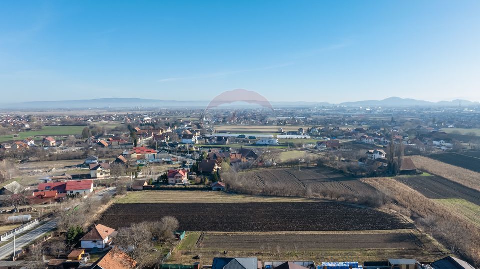 Teren intravilan 9.000 mp pentru dezvoltare rezidențială sau mixtă