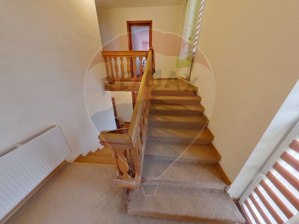 8 room House / Villa for sale