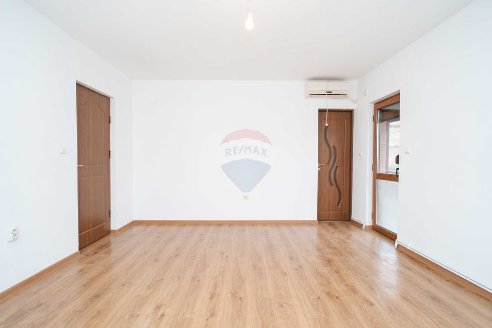 Apartament cu 3 camere de vânzare în zona Bucium