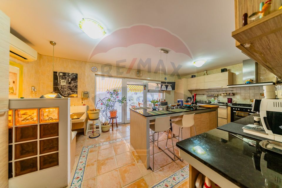 Vilă cu 4 camere de vânzare 921 mp zona Subcetate,Arad