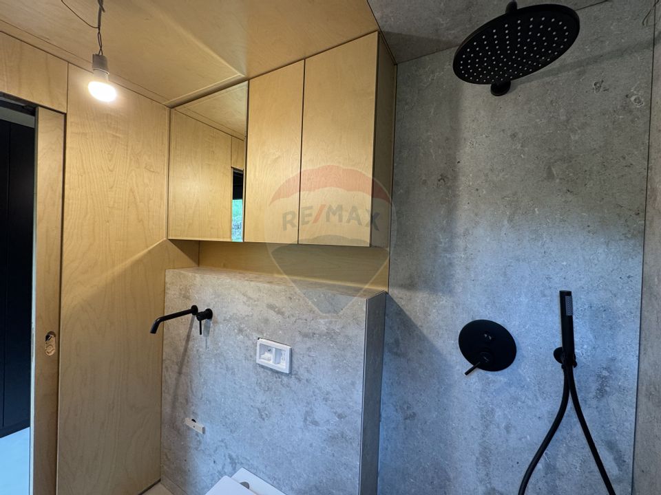 Doua case la munte, cu vedere superba, localizate in Poiana Marului